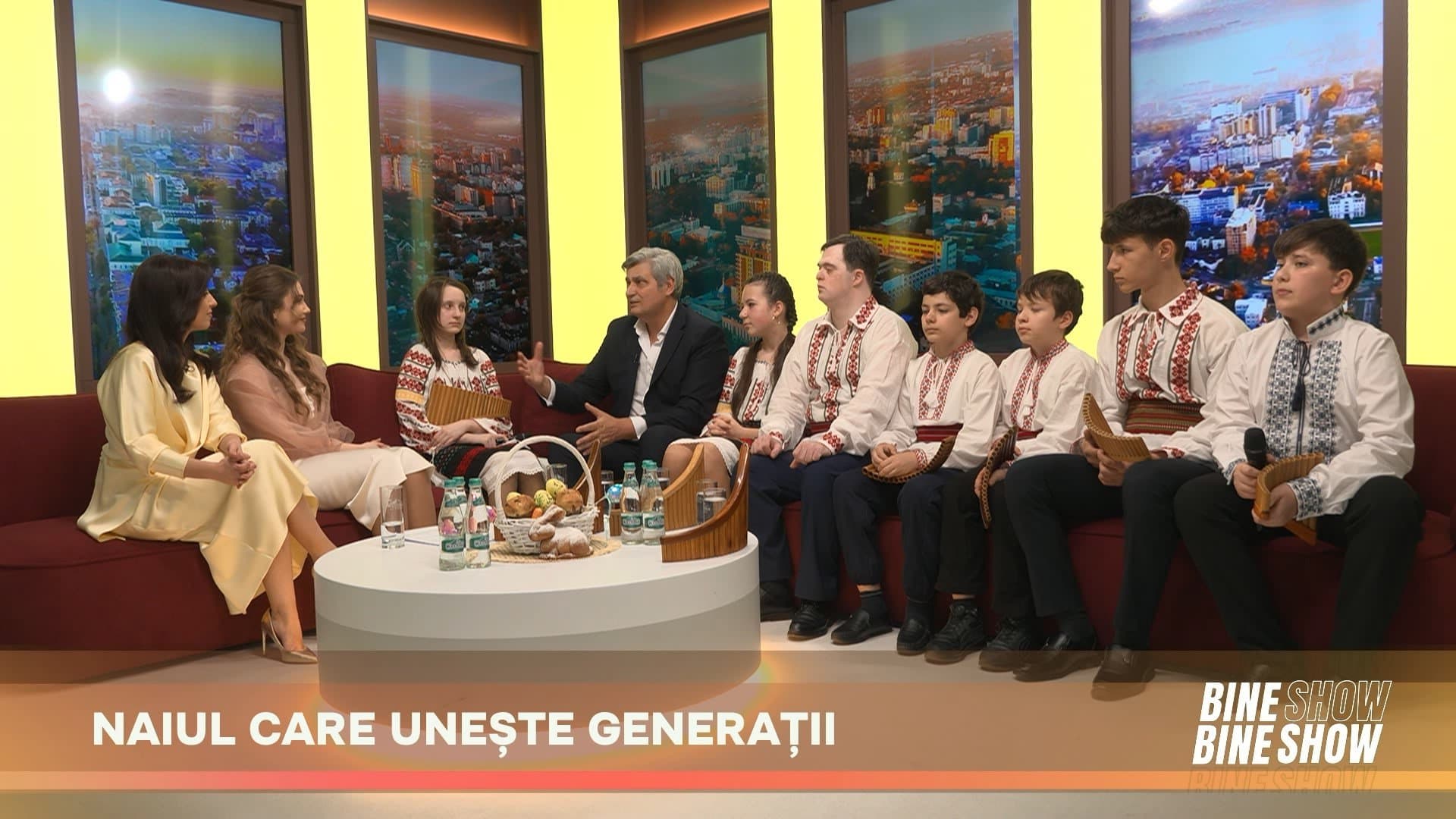 BINEBINE SHOW: Constantin Moscovici este alături de elevii săi talentați într-un moment de colecție./13.04.26