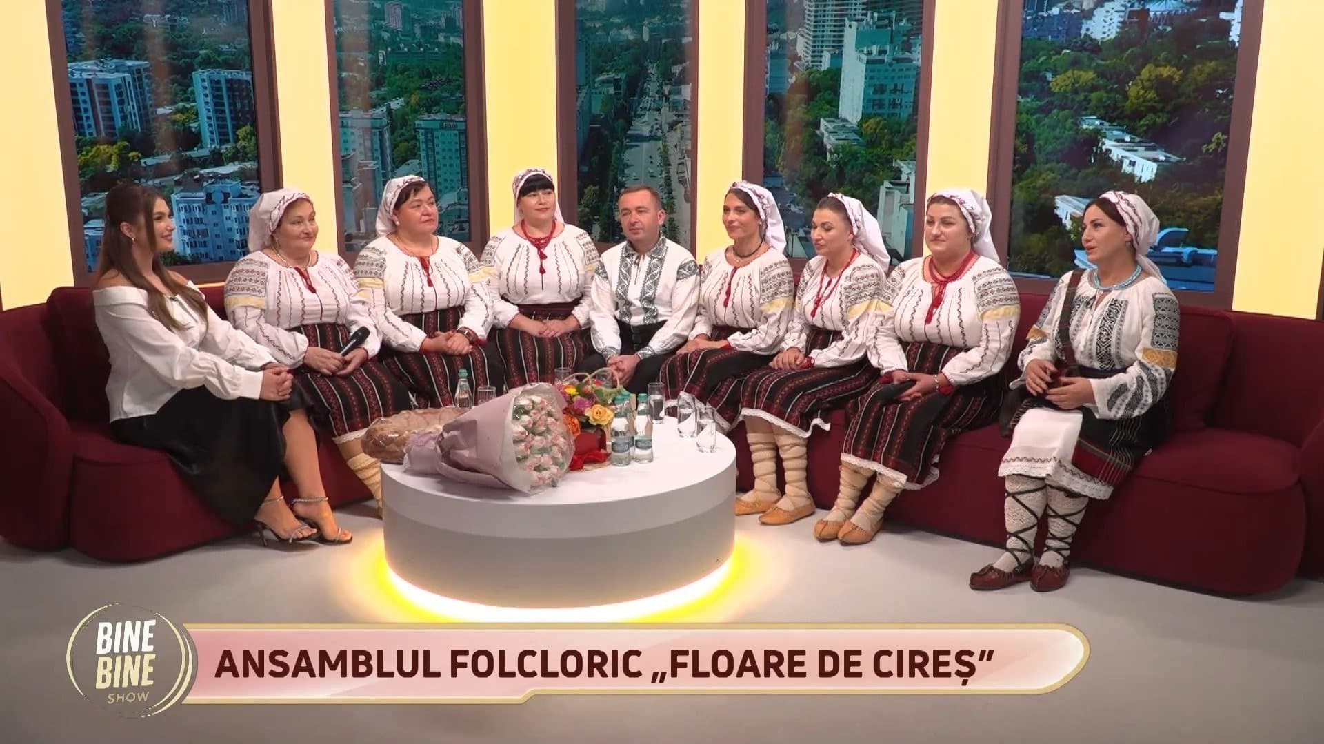 BINEBINE SHOW: Continuăm alături de ansamblul folcloric „Floare de cireș”, iar Oxana Radu ne aduce cântecul „M-a jucat badea la horă” /25.09.2026