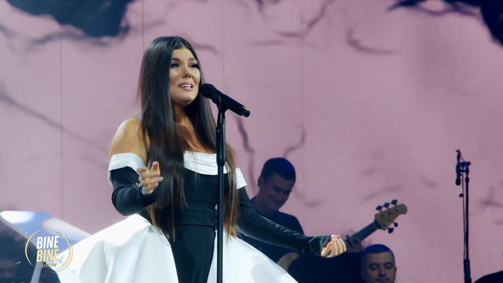 BINEBINE SHOW: Paula Seling ne încântă cu vocea ei și cu farmecu care transformă orice întâlnire într-o poveste /10.09.2026