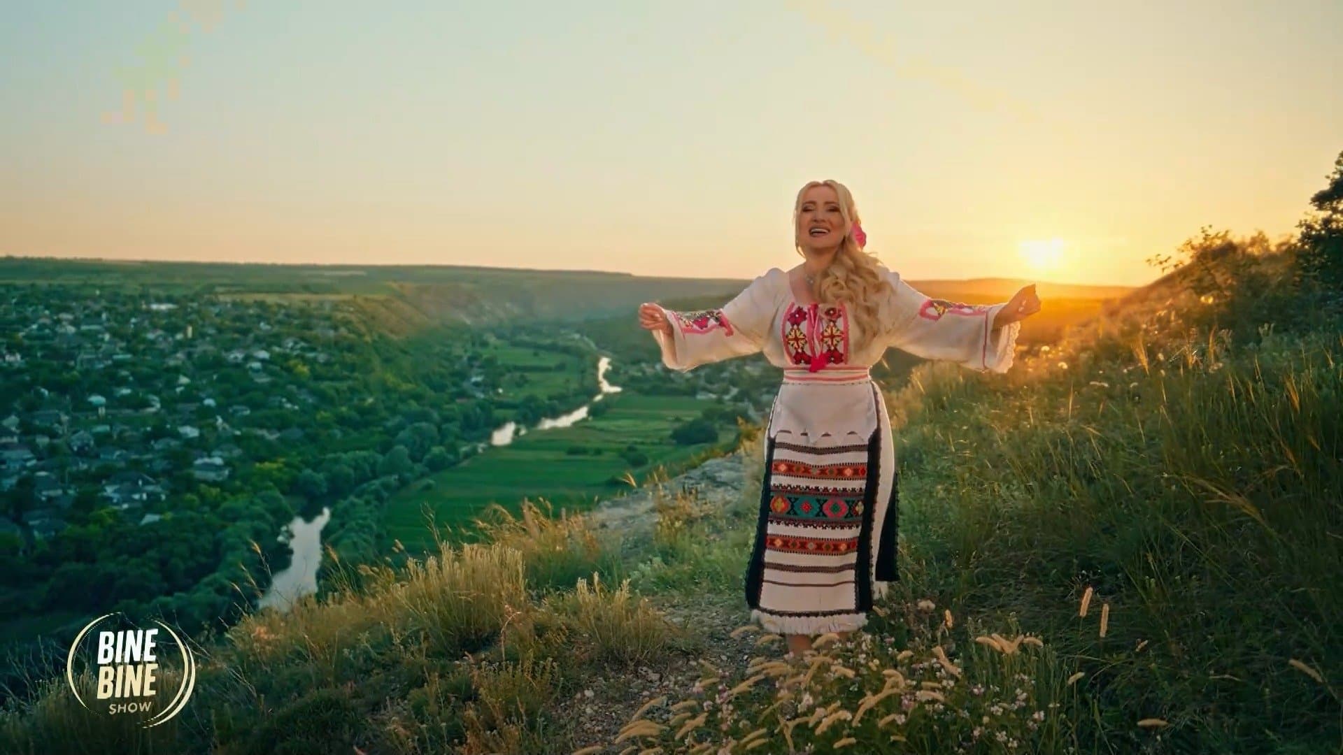 BINEBINE SHOW: Adriana Ochișanu vine cu noul videoclip „Moldoveanca-i numai una”, realizat sub regia lui Vitalie Jacotă /16.10.2026